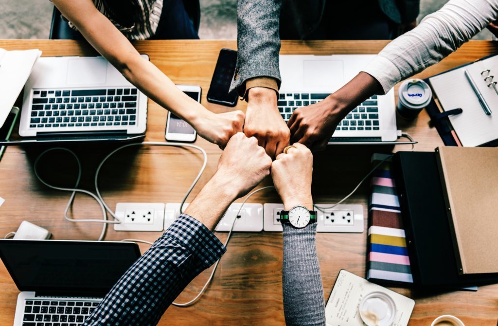 zespol-celebruje-wyniki-jakie-osiagnal-poprzez-odpowiednie-narzedzia-employer-branding