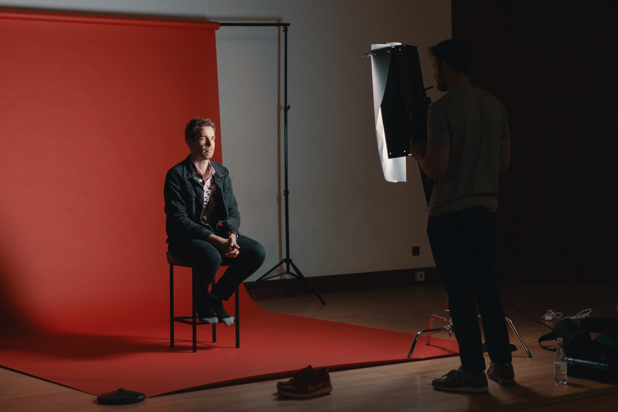 sesja-w-studio-fotograf-robiacy-zdjecia-pracownikow-do-portfolio