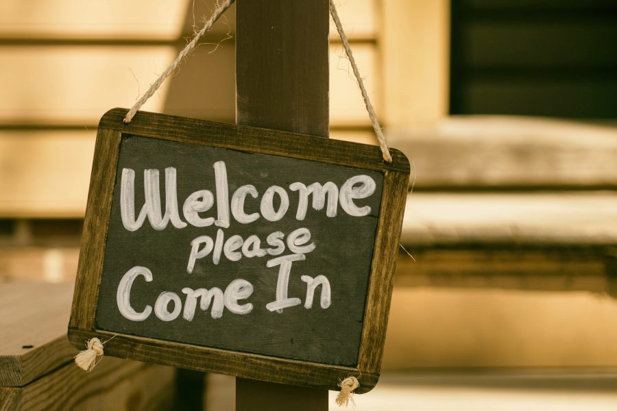 znak-zapraszajacy-do-wejscia-jako-sposob-na-welcome-pack-pomysly