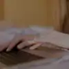 pisanie-na-laptopie-strategii-employer-branding-w-it