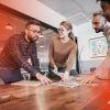 grupa-ludzi-opracowujaca-strategie-employer-branding-wewnetrzny-i-zewnetrzny
